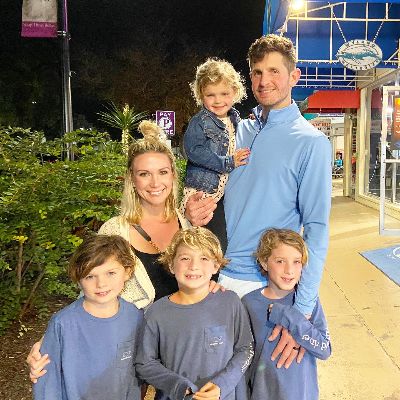 Dan Orlovsky and his wife, Tiffany Orlovsky, took pictures with their children on their family outing wearing a matching color pallet clothes.
